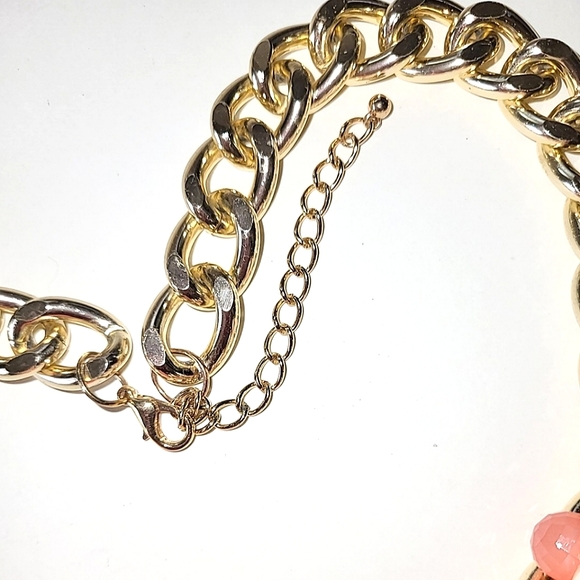 LUCITE CORAL FLOWER & FAUX PEARL STATEMENT NECKLACE - Picture 6 of 7